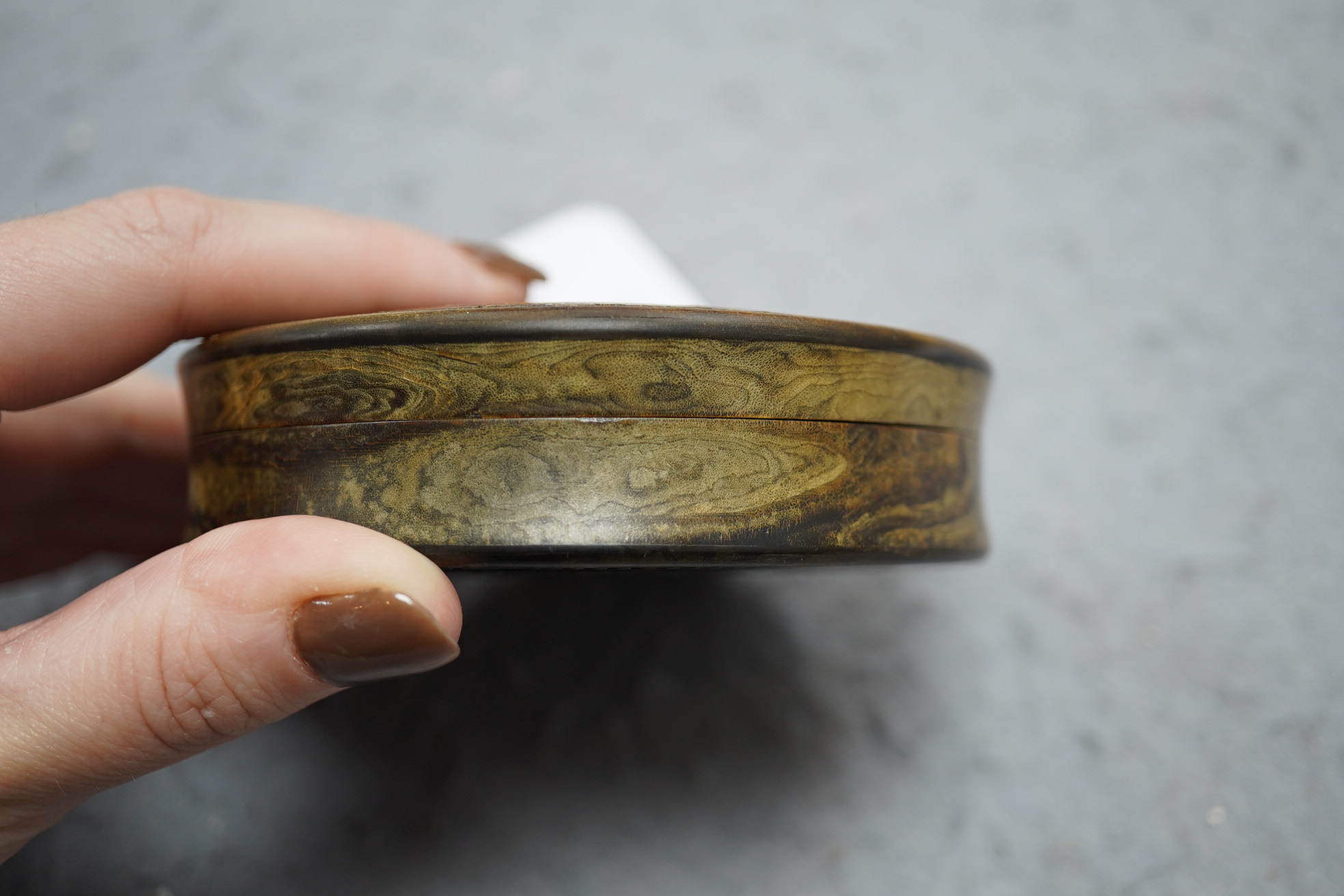 A Chinese tortoiseshell circular snuff box with gold piqué work cover, early 19th century